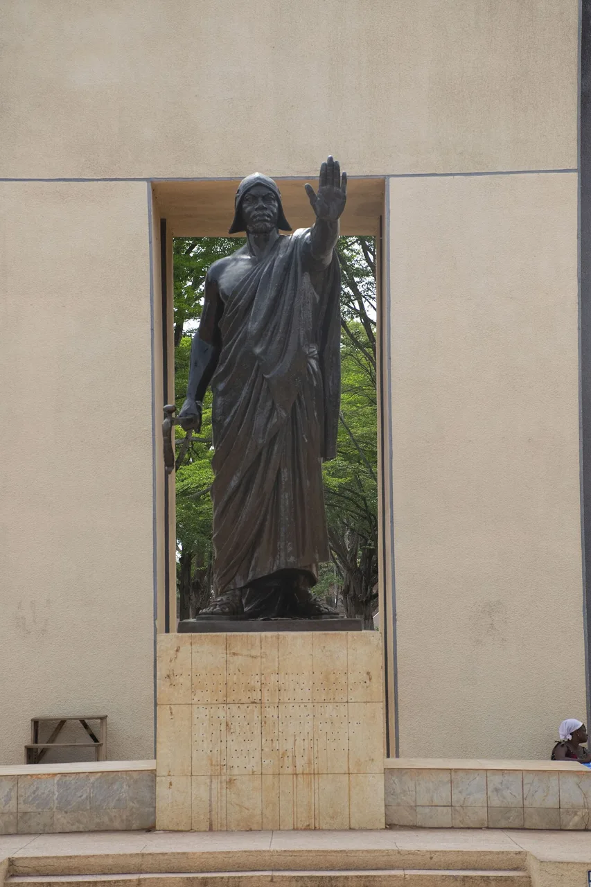 Statue du roi Béhanzin sur la place Goho à Abomey, Bénin