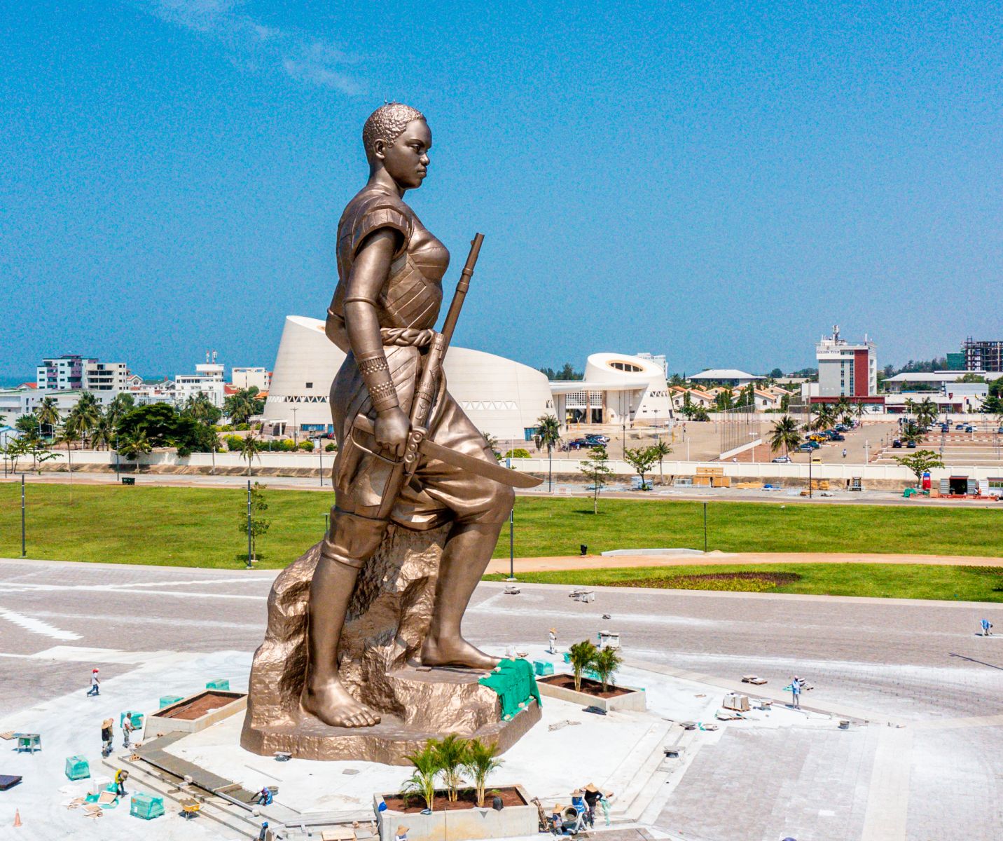 Esplanade des Amazones et statue de l'Amazone à Cotonou, Bénin