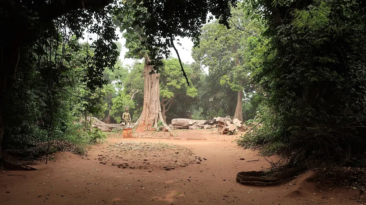 Statues de la forêt sacrée de Kpassè à Ouidah, circuit touristique Bénin